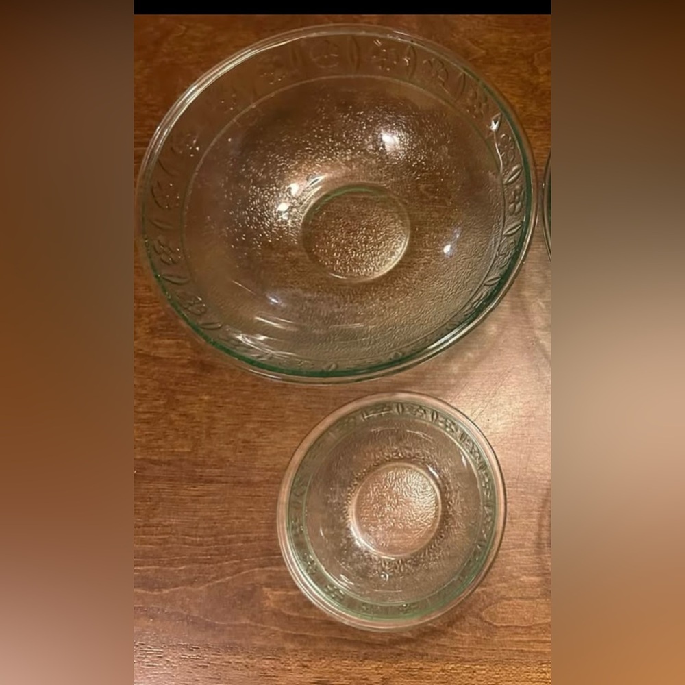 Chip and dip bowl set Celery Green Daisy Pattern On Rim